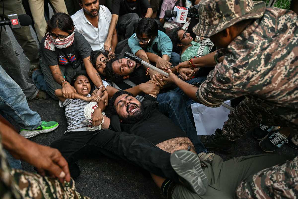 Opposition and media groups allege police brutality in New Delhi as Rahul Gandhi leads Supreme Court march