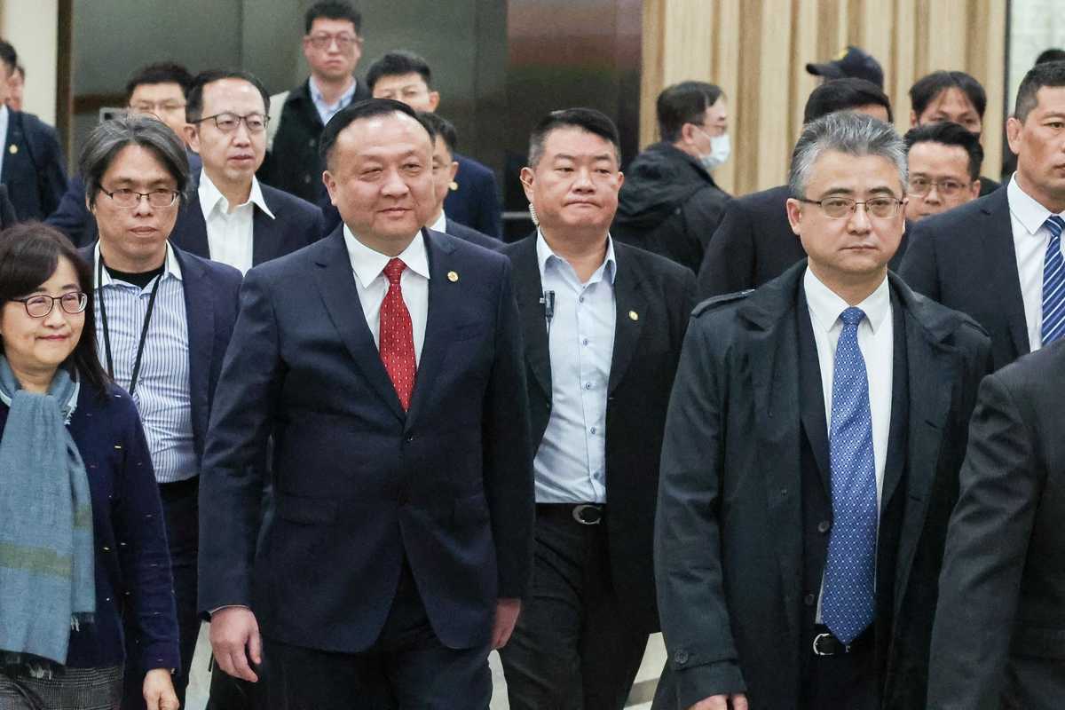 Chinese politicians make rare Taiwan trip