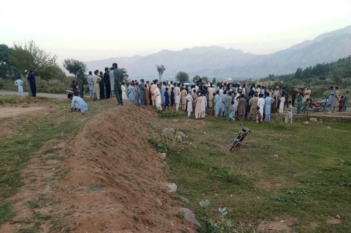 Blast at cricket ground in northwestern Pakistan kills one, injures child