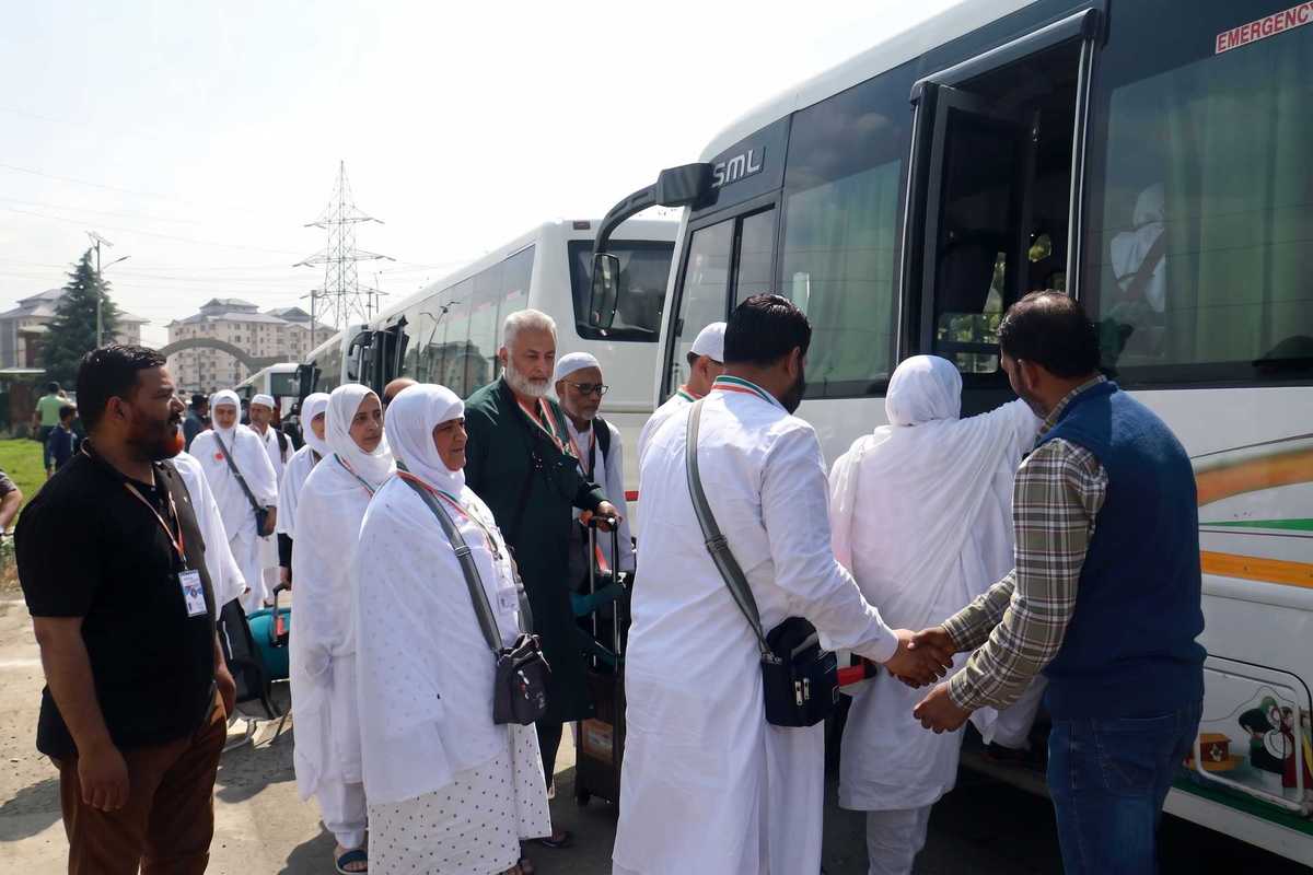 UAE Umrah pilgrims return by road after Saudi flights cancelled