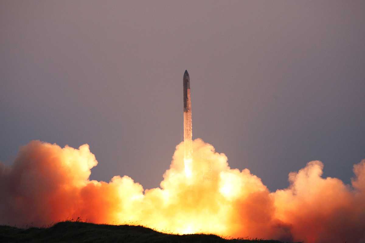 SpaceX catches giant Starship booster in fifth flight test