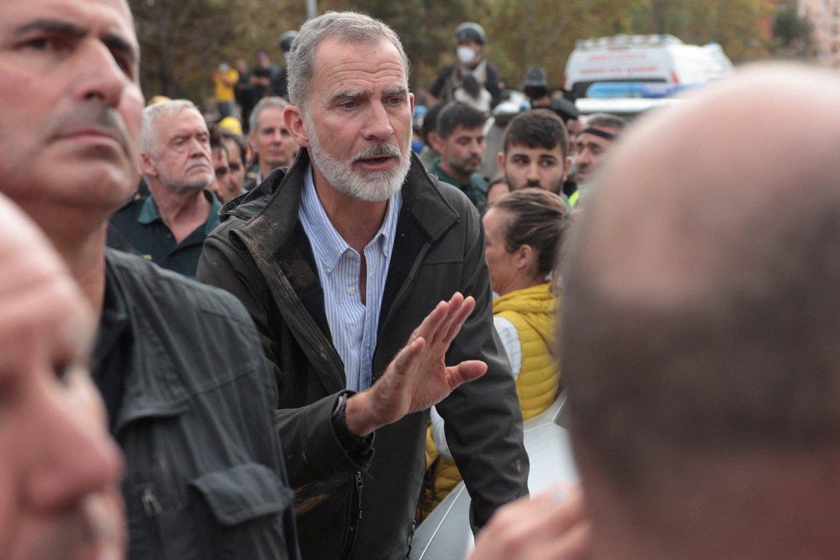 Crowd hurls mud, insults at Spanish royals, PM on visit to flood zone