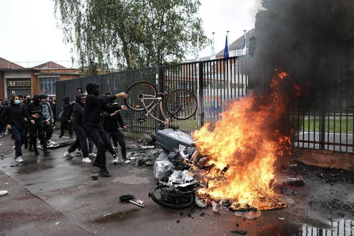 French teens clash with police as high school blockades intensify