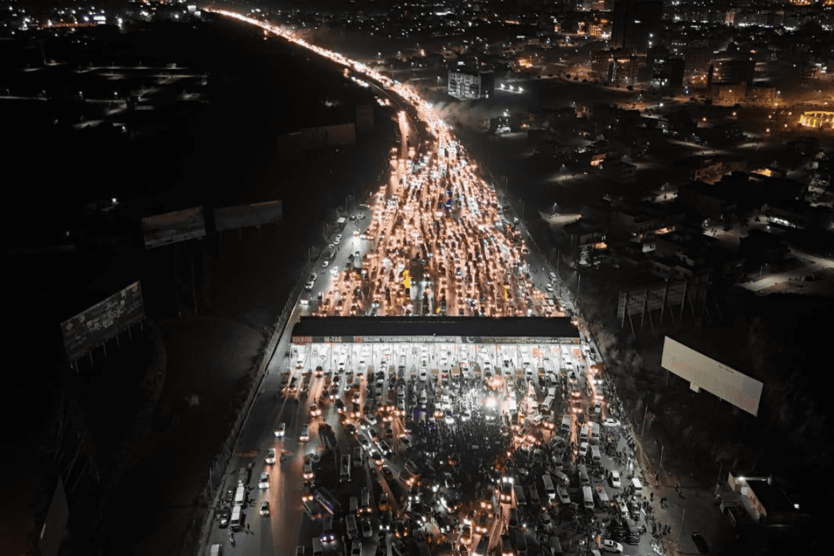 Convoys of ex-PM Khan’s party reach Islamabad amid clashes, heavy tear gas