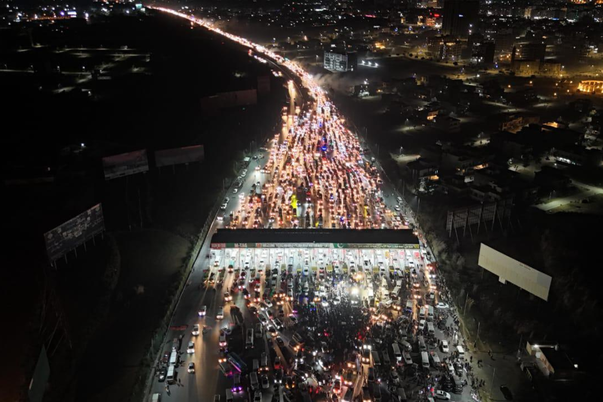 Convoys of ex-PM Khan’s party reach Islamabad amid clashes, heavy tear gas
