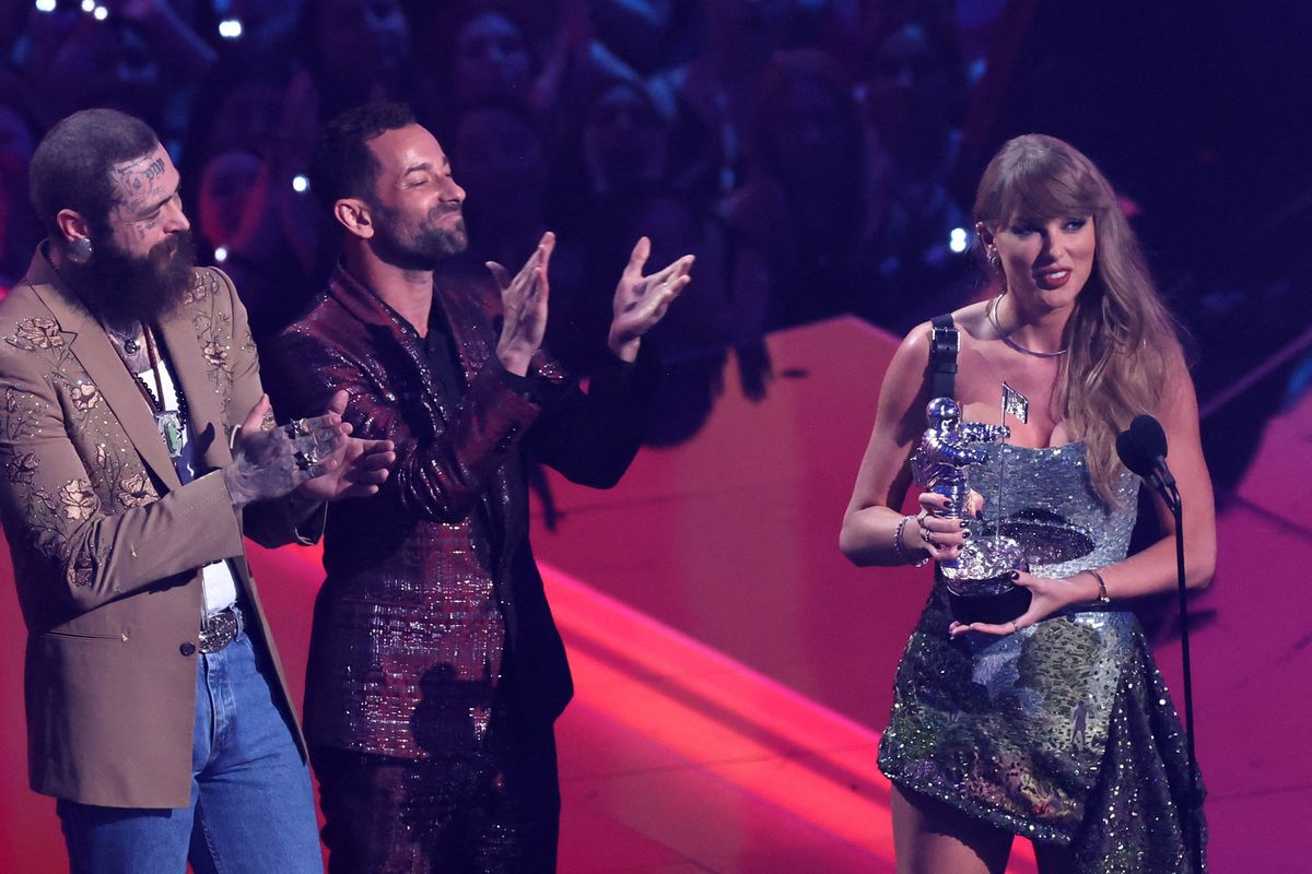 Taylor Swift wins seven VMAs, tying Beyoncé for lifetime lead