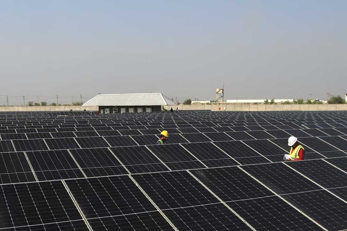 Pakistan's power minister asks NEPRA to scrap fees, licensing for small solar users