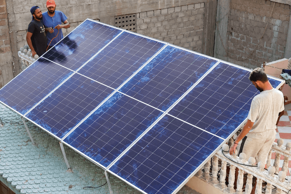 IMF pressures Pakistan to cut rooftop solar incentives, raise grid tariffs