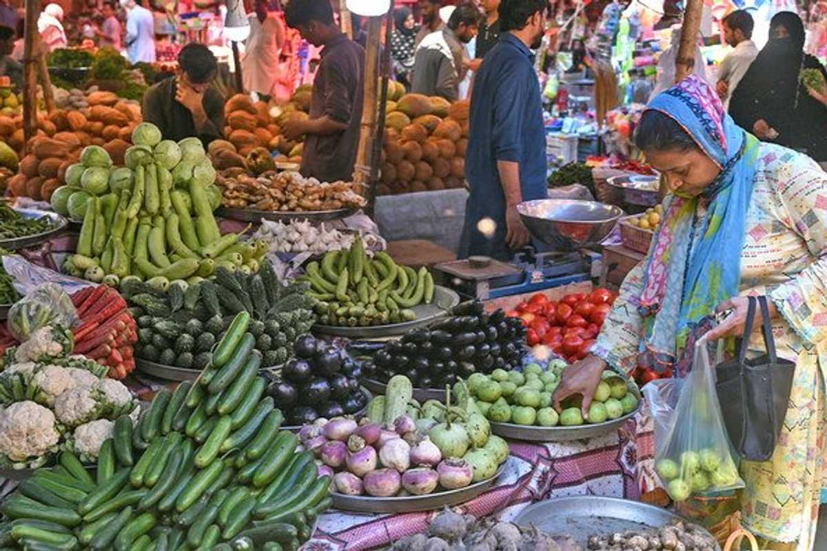Pakistan’s weekly inflation down 0.03% in second week of Dec
