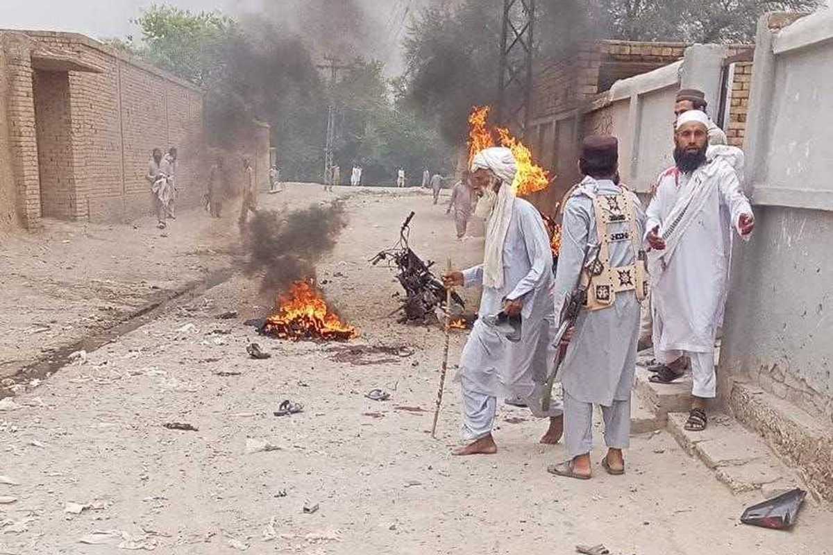 Suspected suicide bomber kills 2, wounds 10 near mosque in northwest Pakistan