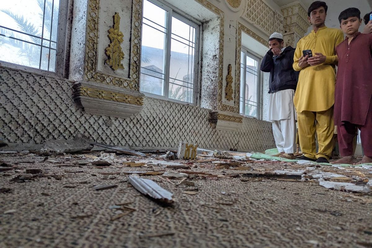 Blast at religious seminary in northwestern Pakistan kills prominent religious leader, six others
