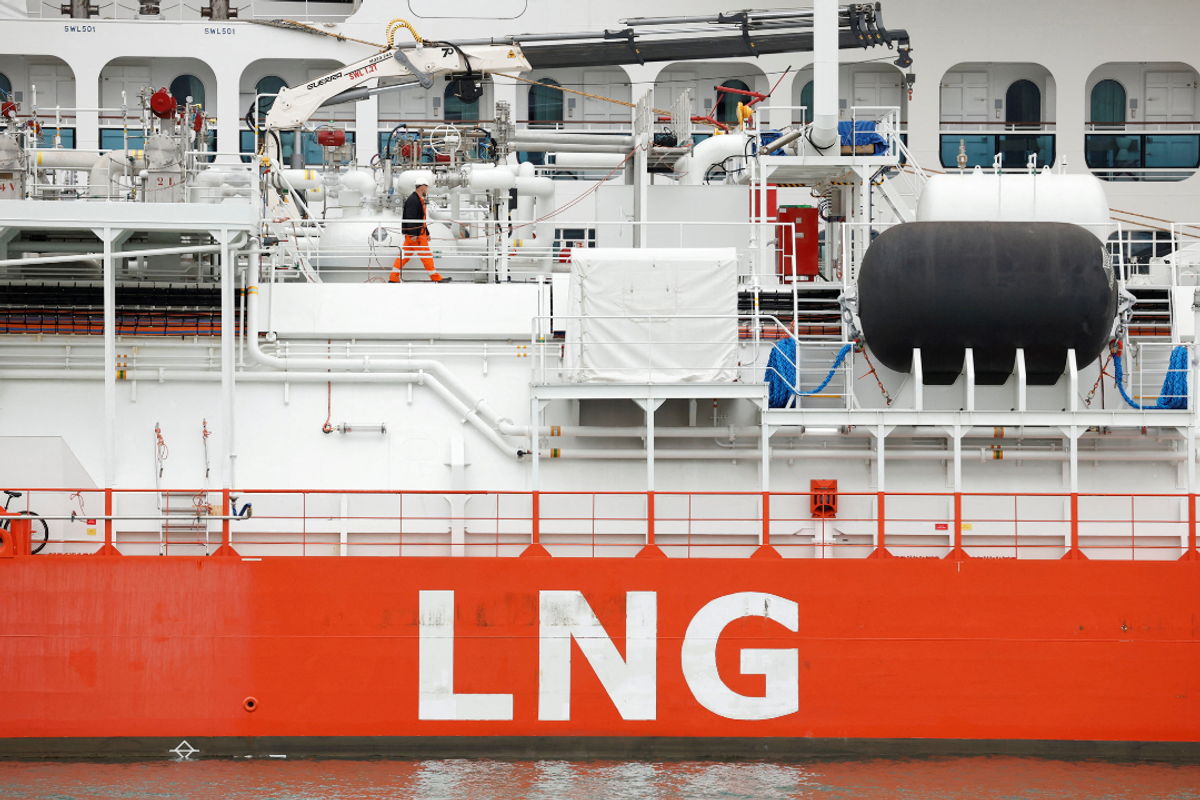 Pakistan to renegotiate LNG supply agreement with Qatar