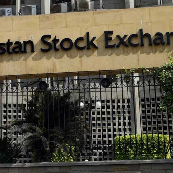 KSE-100 falls 2.1% in October as oil prices, regional tensions weigh
