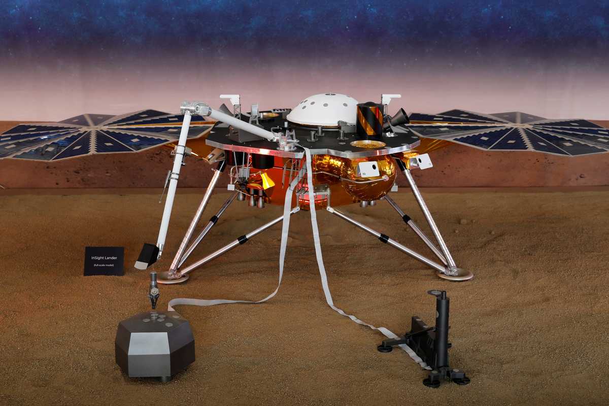 Huge reservoir of water found under surface on Mars