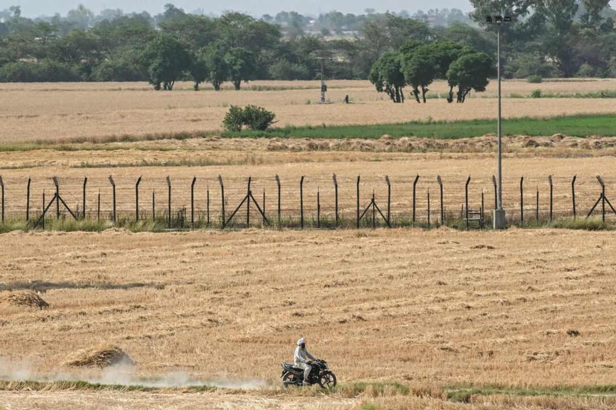Villagers on India's border with Pakistan fear war
