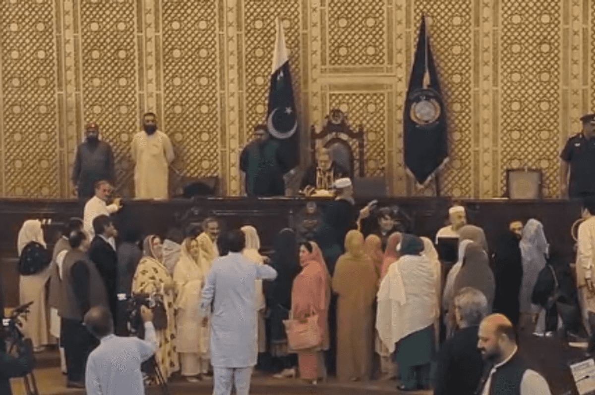 Pakistan court steps in after provincial assembly fails to swear in lawmakers