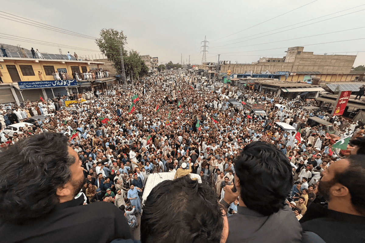 PTI convoy heads towards Peshawar on third day of march for Khan's release