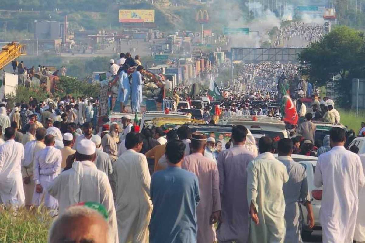 PTI calls off protest after violent clashes with Punjab Police