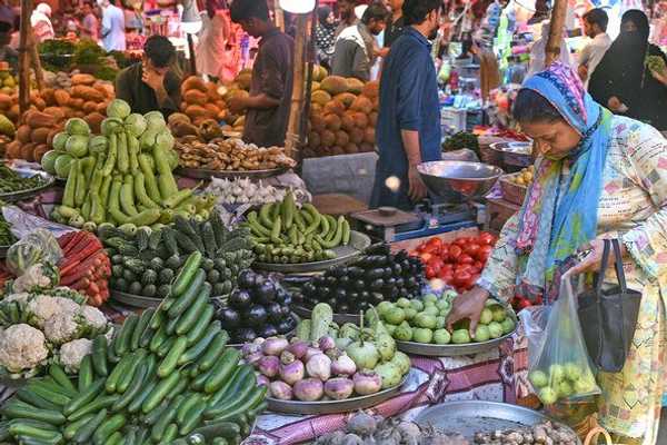 Pakistan's weekly inflation eases to 14.5% in first decline since Feb