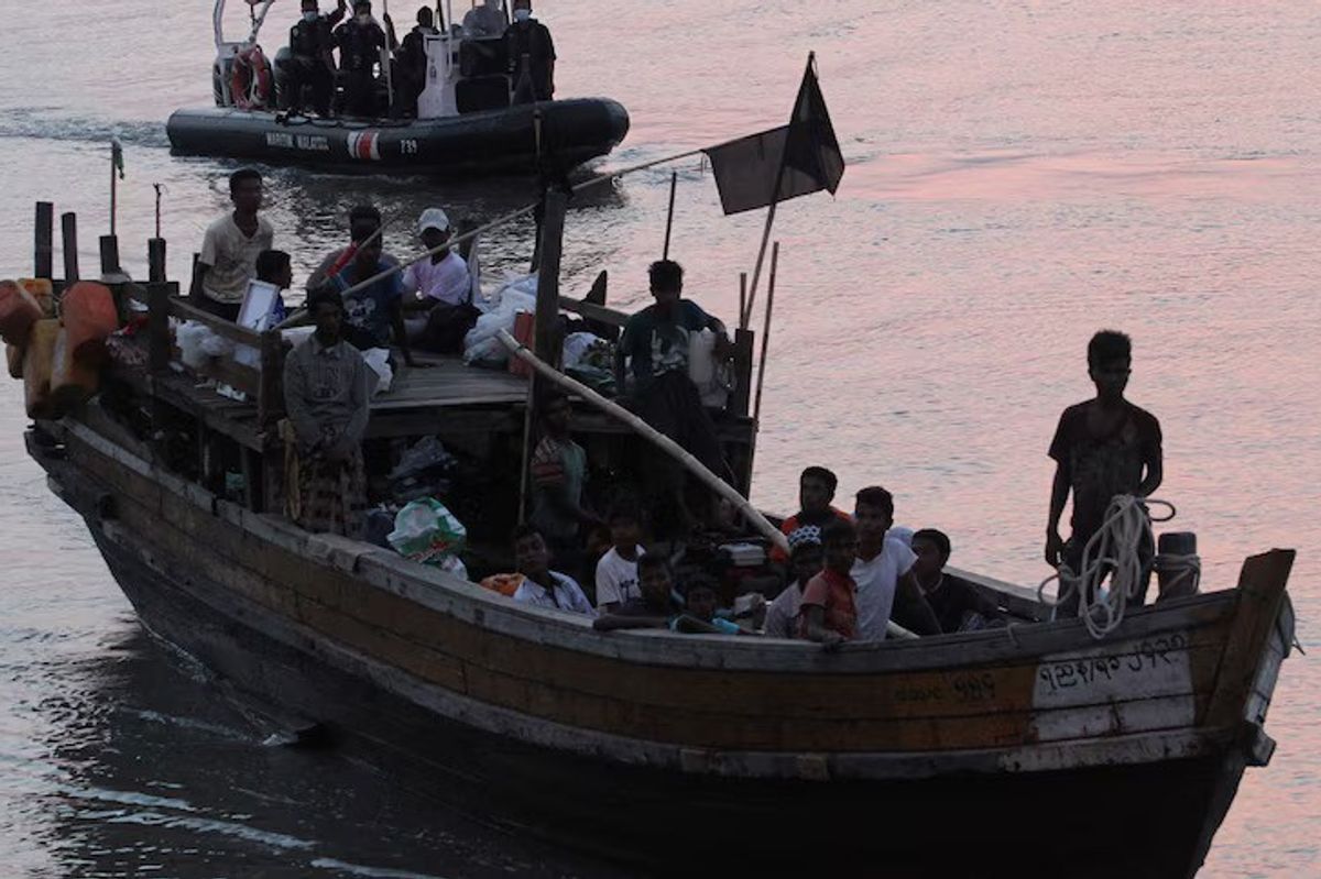 Sri Lanka navy to aid boat of 100 Rohingya refugees