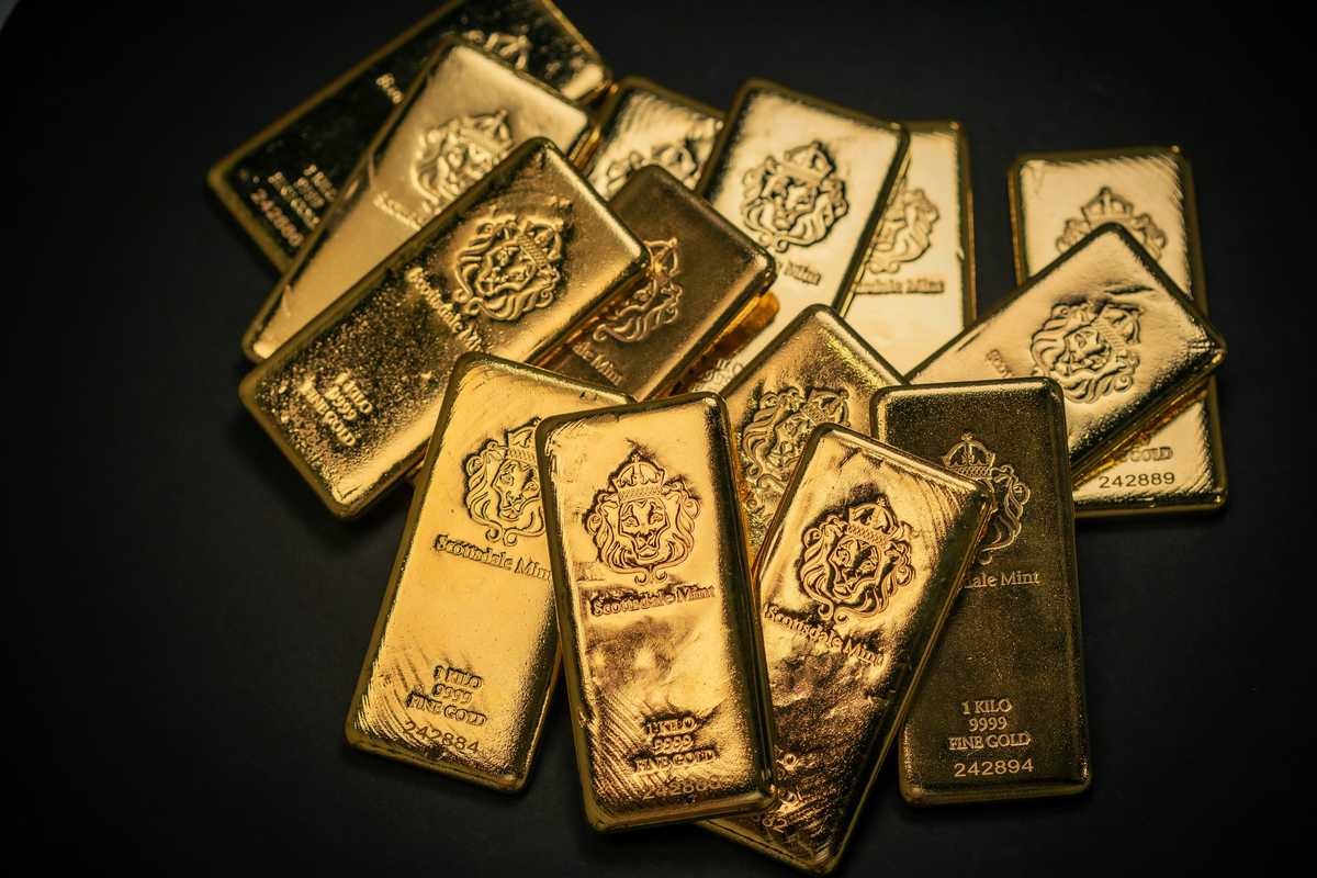 Gold prices steady as Fed chair signals cautious approach
