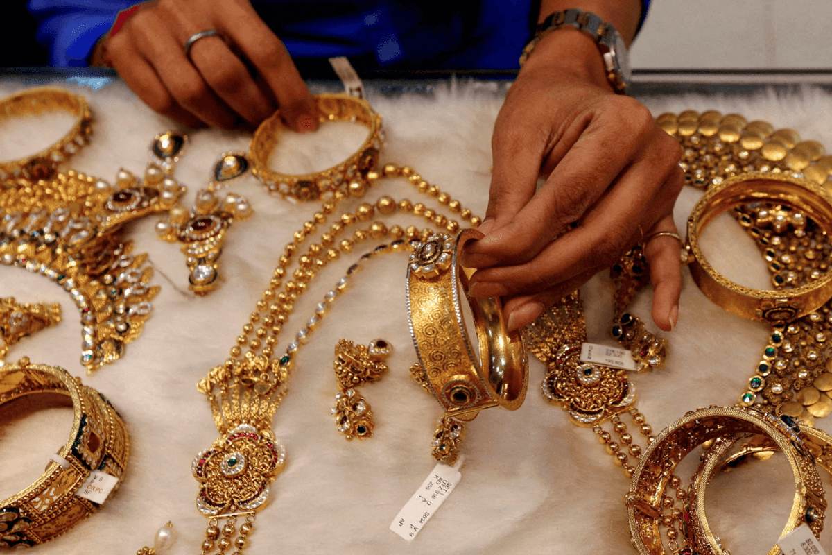 Pakistan allows import, export of jewelry after six months
