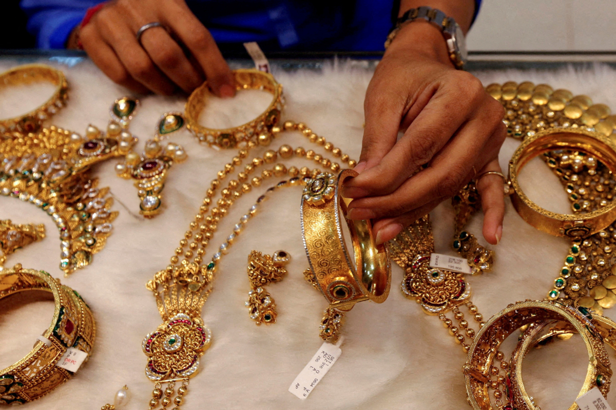 Pakistan allows import, export of jewelry after six months