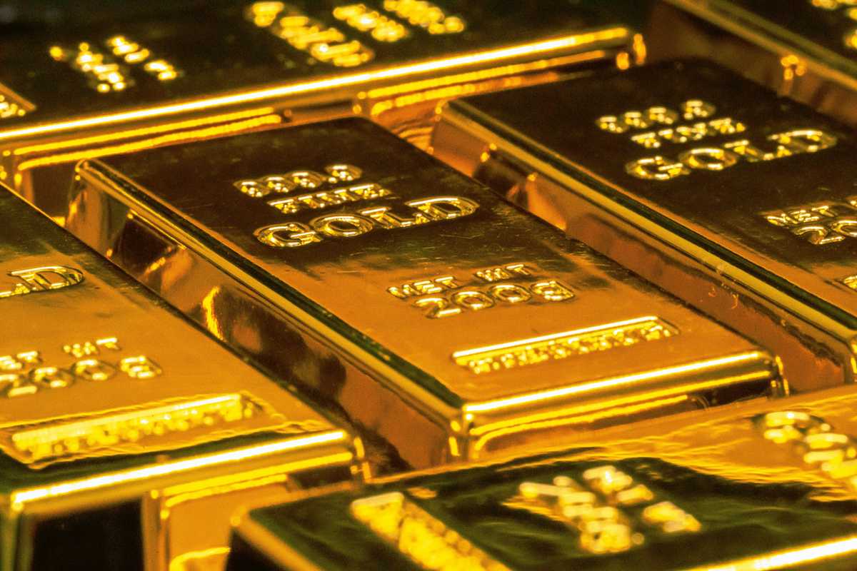 Gold pulls back after record high, but bullish momentum remains strong