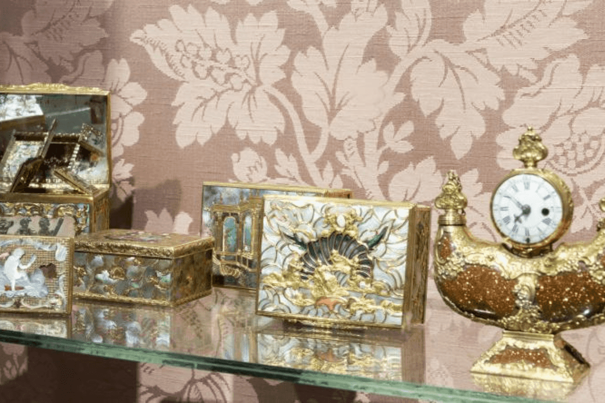 Brazen thieves steal rare snuffboxes from Paris museum