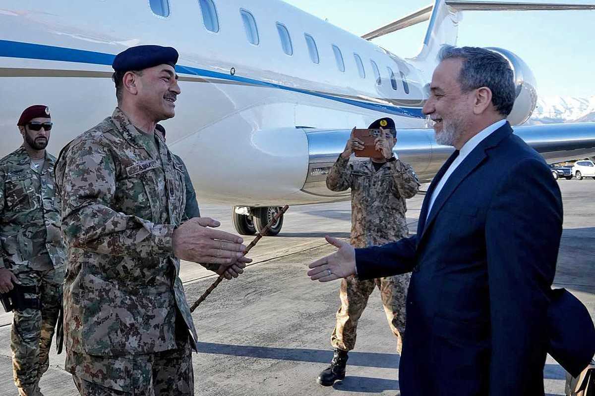 Pakistan army chief heads to Tehran for US-Iran talks