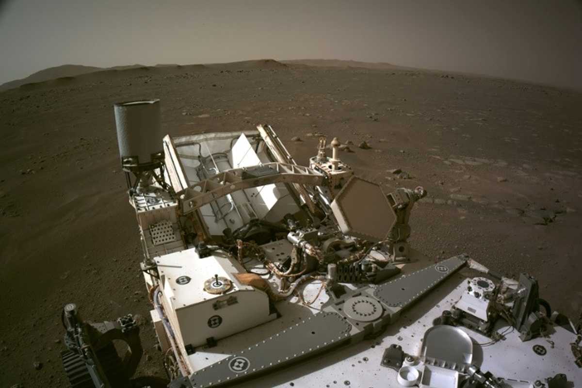 NASA eyes SpaceX, Blue Origin to cut Mars rock retrieval costs