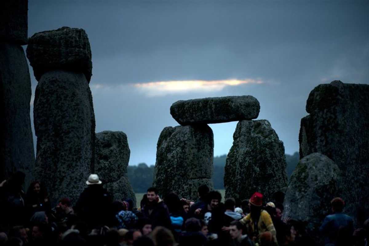 Thousands greet the Sun at Stonehenge solstice celebration