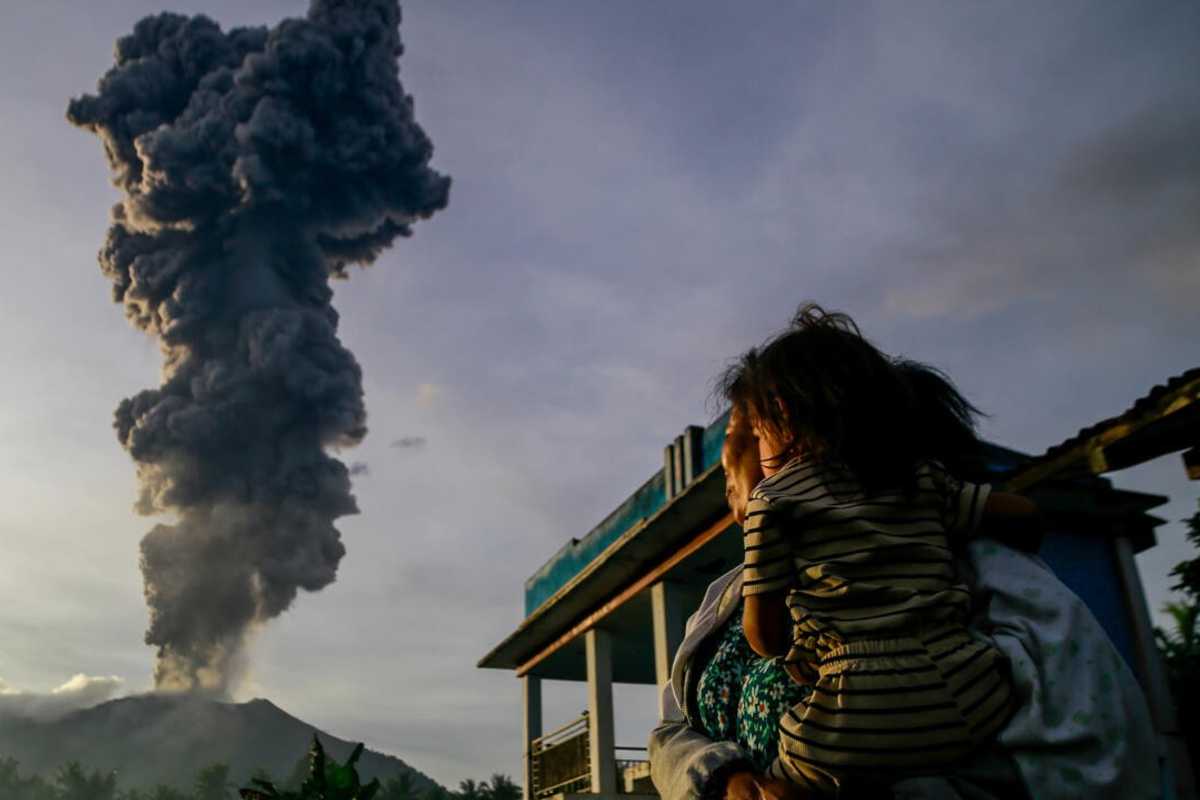 Thousands to be evacuated after Mount Ibu eruption