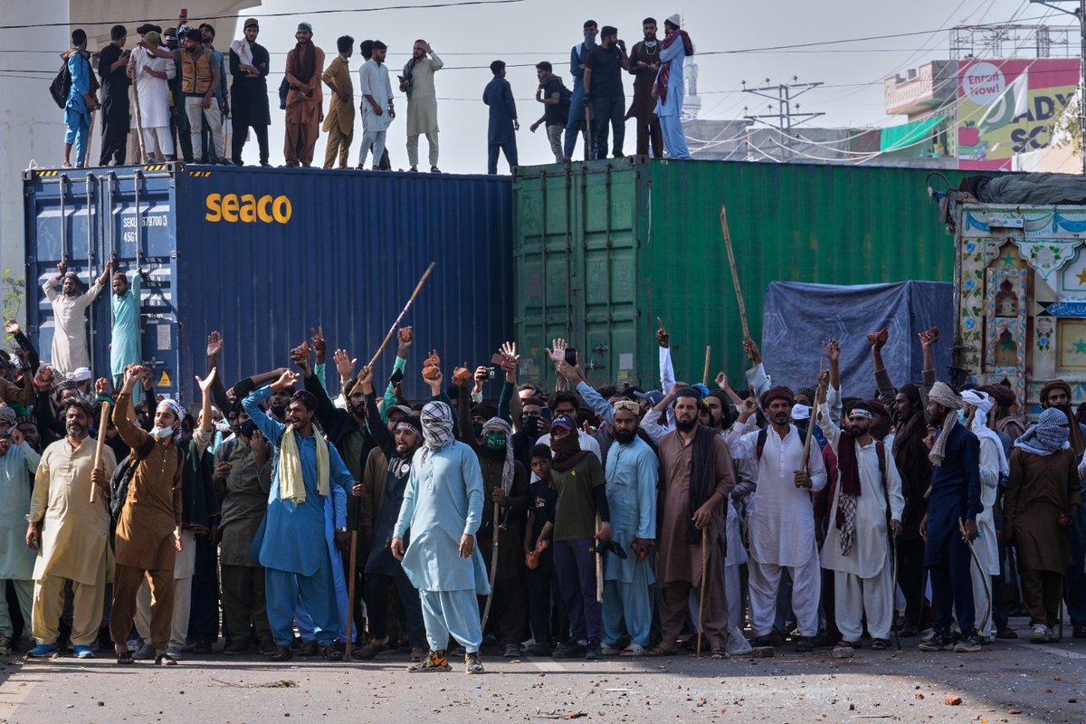 Pakistan bans hardline religious group after violent protests