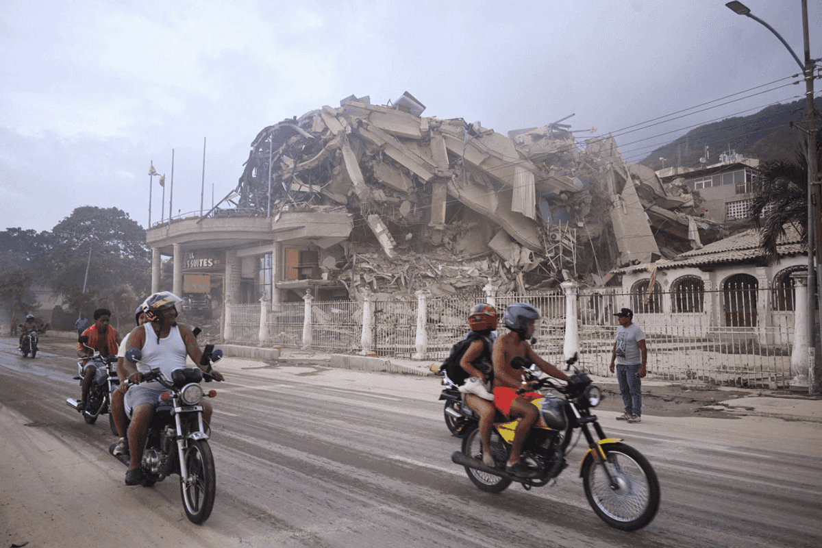 Venezuelans trapped alive after twin quakes kill at least 164