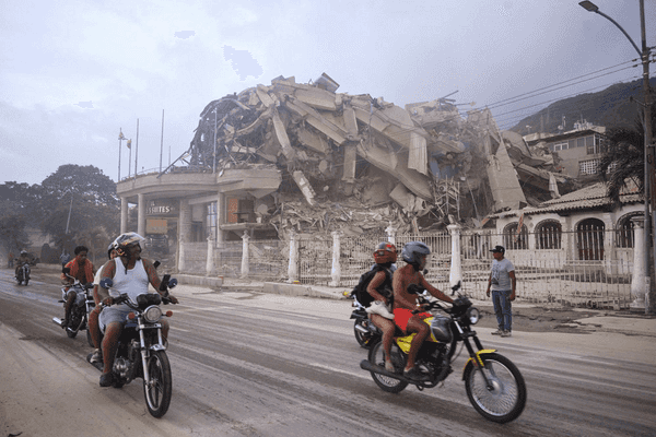 Venezuela earthquakes kill nearly 1,000, tens of thousands missing