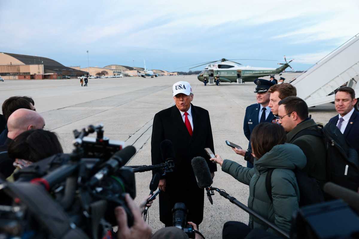 White House attacks CNN reporter over question about Trump aide