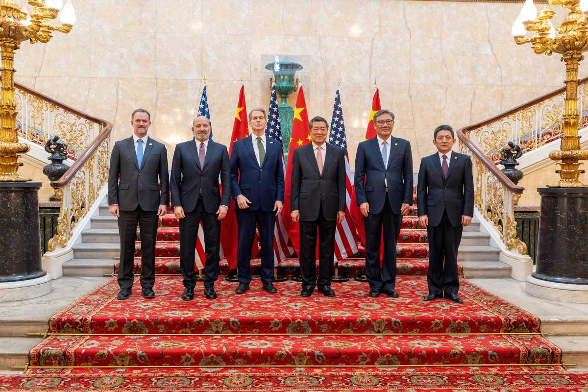 US and Chinese officials meet in London for pivotal trade talks