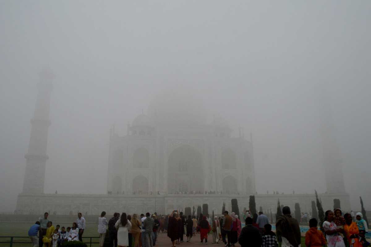 India's toxic smog hides Taj Mahal, delays flights