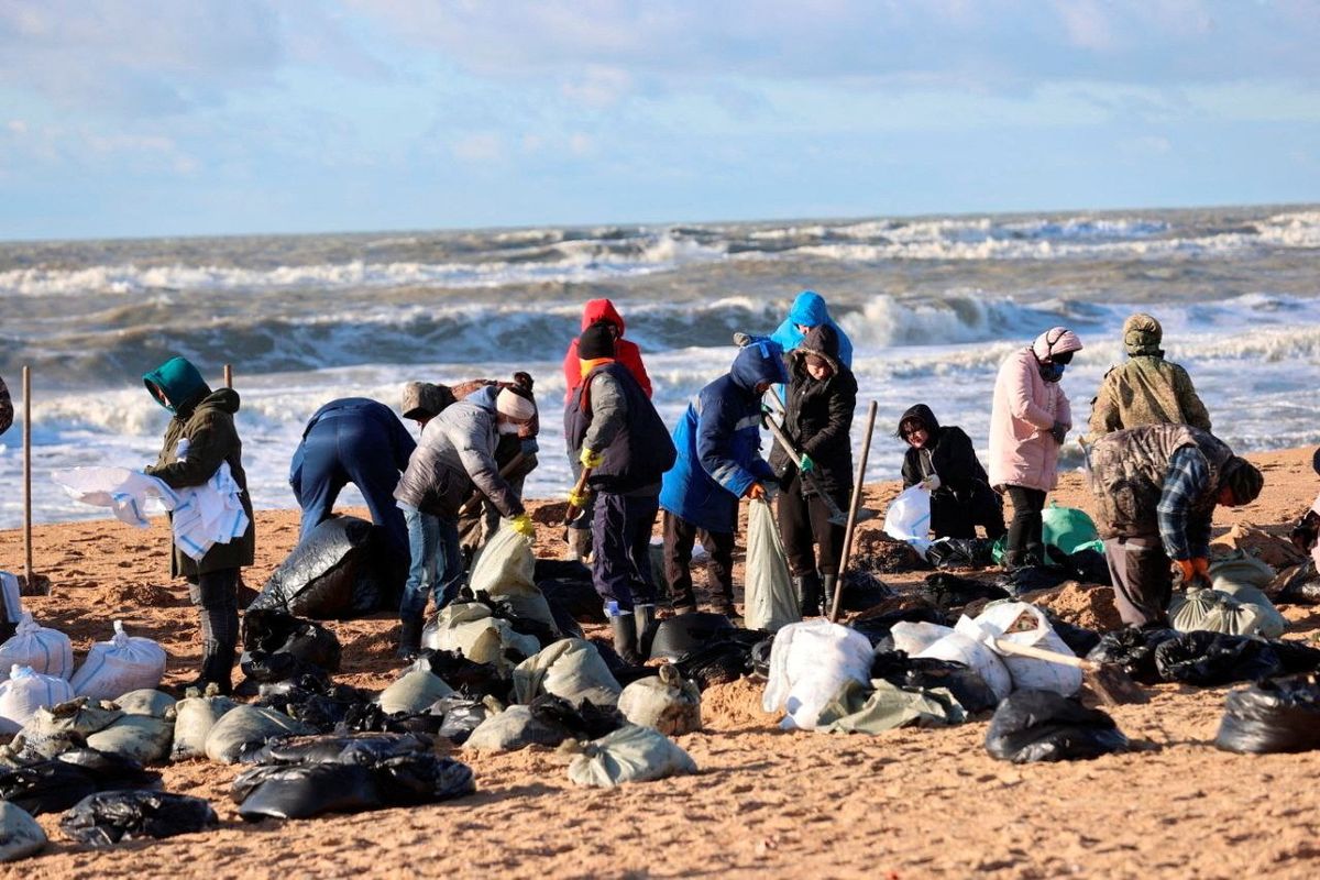 Volunteers battle to clear spilled oil on Russia's Black Sea coast