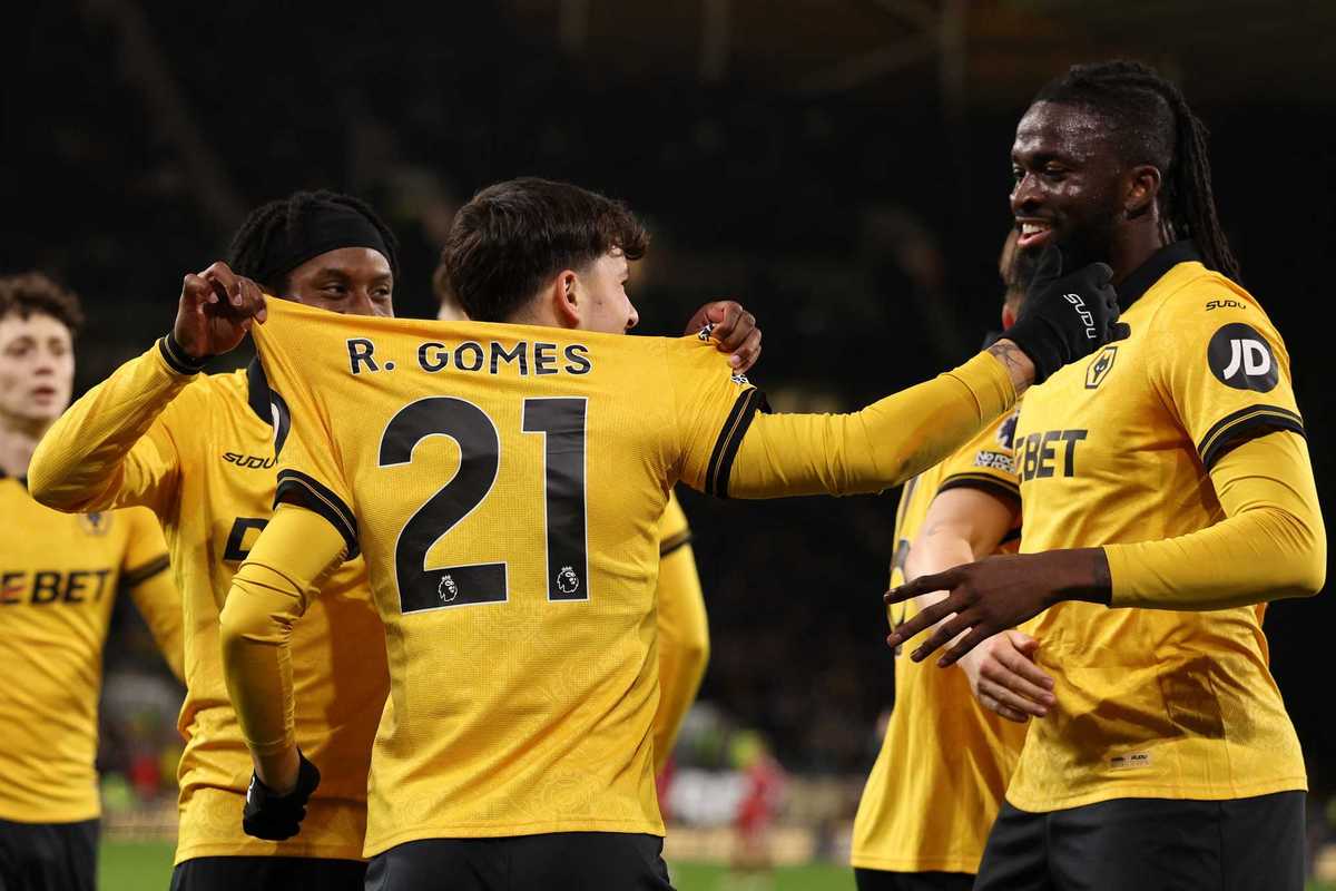 Resurgent Wolves stun Liverpool, Everton enjoy home comfort