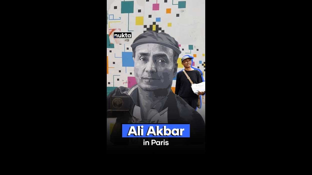 The remarkable life of Paris's last newspaper seller from Pakistan